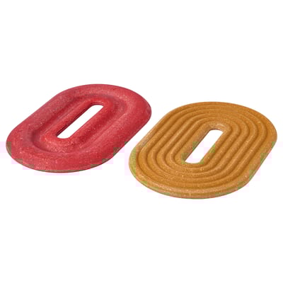 Deux dessous de plat aux couleurs vives ; Un rouge, un or. Formes ovales avec découpes, en bambou compressé.