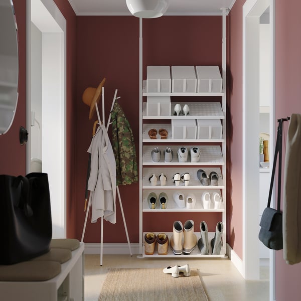 Étagère à chaussures ELVARLI dans l’entrée.