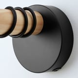 Applique murale moderne avec des détails en bois et en métal noir, montrant un savoir-faire de qualité.