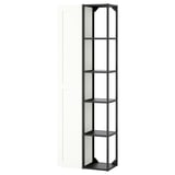 L’armoire haute en métal noir ENHET avec quatre étagères en verre. Conception verticale, grand espace de rangement.