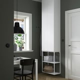 Bureau moderne avec étagères et bureau blancs ENHET, chaise noire, plante par fenêtre.