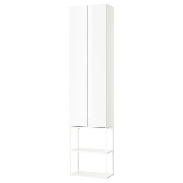 Un combo d’armoire haute ENHET en blanc avec des portes en verre et des étagères ouvertes, idéal pour le rangement dans la salle de bain ou la cuisine.