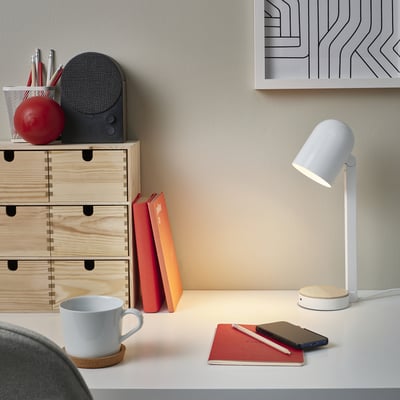 Lampe de bureau ENSMÄRKE blanche avec socle en bois, design épuré, port de charge USB-C.