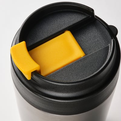 Tasse en argent, couvercle noir, anse jaune devient : tasse en argent, couvercle noir, poignée jaune