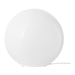 Une lampe de table FADO blanche. Il a une forme sphérique en verre et repose sur une base en plastique. Il est simple et moderne conçu pour émettre une lumière douce.