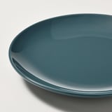 Plaque latérale lisse, ronde et bleue brillante avec un léger dégradé, mettant en valeur son design épuré.