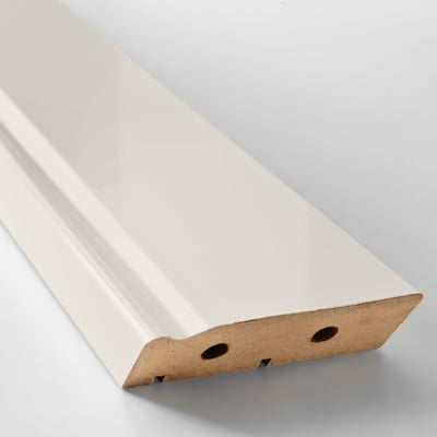 Le socle de cuisine FÖRBÄTTRA, en panneaux de fibres avec finition plastique, s’adapte entre le sol et les armoires.