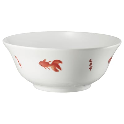 Cette image est un bol de service FÖSSTA blanc décoré de poissons rouges et de plantes aquatiques. Il est fait de porcelaine feldspath et a une forme lisse et arrondie.