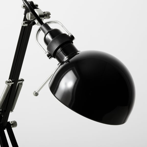 Lampe de bureau en acier réglable avec abat-jour noir, avec des accents chromés et une construction de qualité pour plus de durabilité.