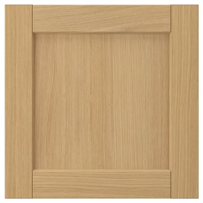 Porte d’armoire en chêne FORSBACKA. Bois naturel chaleureux, carré, design solide avec des bords biseautés. Look classique et traditionnel.