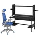 Bureau de jeu noir avec chaise bleue. Le bureau a un cadre en métal, des étagères. La chaise a un tissu bleu, une base grise, un siège réglable.