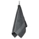 Une serviette FREDRIKSJÖN gris foncé suspendue, en coton doux, avec une surface texturée et une bordure tissée décorative.