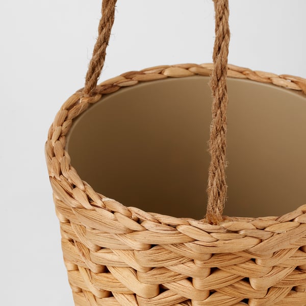 Panier en osier tressé à la main avec des poignées robustes, mettant en valeur un savoir-faire complexe et une texture naturelle.