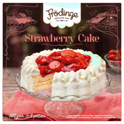 Un gâteau aux fraises FRÖDINGE avec de la crème fouettée, garni de fraises, sur un présentoir à gâteau en verre avec un chiffon rouge.