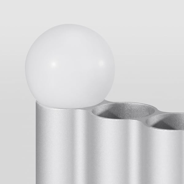 Lampe argentée moderne avec finition mate, source de lumière blanche sphérique.