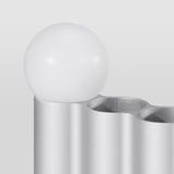 Lampe argentée moderne avec finition mate, source de lumière blanche sphérique.