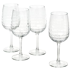 Quatre verres à vin clairs et facettés dans un ensemble, en verre. Design élégant, parfait pour le vin et les occasions spéciales.