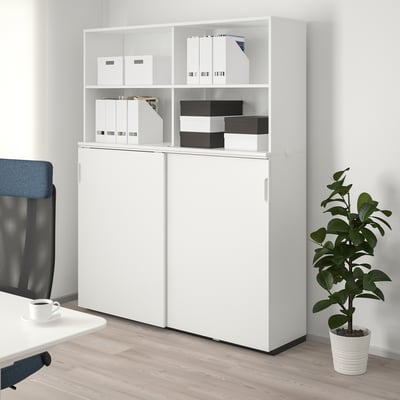 Mobilier de bureau GALANT blanc avec rangement, plante, chaise et café.