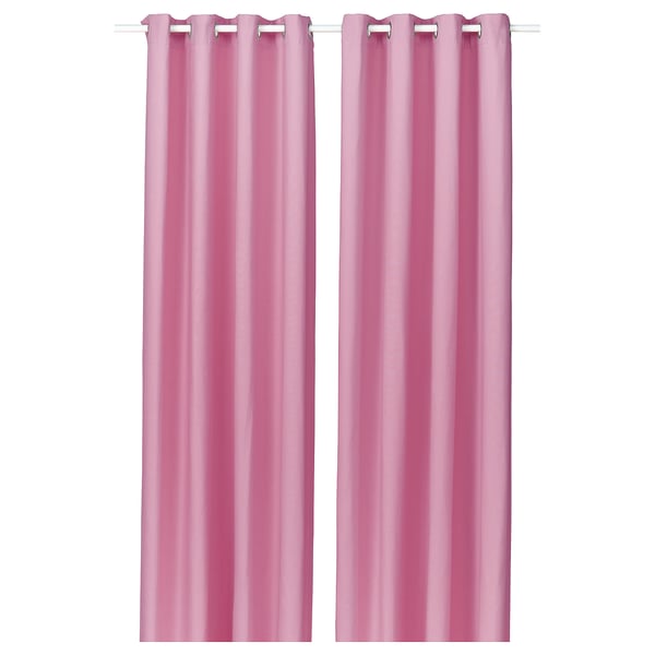 Deux rideaux roses avec un motif d’œillets sont suspendus côte à côte, offrant un look moderne avec un drapé décontracté.