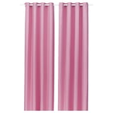 Deux rideaux roses avec un motif d’œillets sont suspendus côte à côte, offrant un look moderne avec un drapé décontracté.
