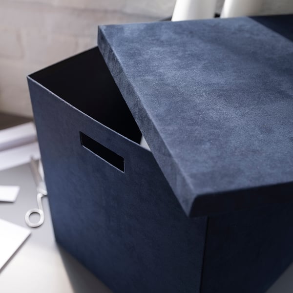 Boîte de rangement en velours bleu foncé GJÄTTA, rectangulaire avec poignées découpées, s’adapte aux étagères kallax.