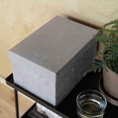 GJÄTTA Boîte de rangement avec couvercle, velours gris clair, 18x25x15 cm