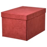 Boîte de rangement rectangulaire en tissu rouge, texture semblable à du velours, design simple, couvercle fermé.