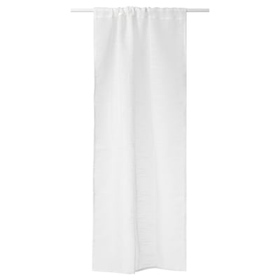 Le rideau transparent GJERTRUD blanc pend droit, fabriqué à partir de polyester 100 % recyclé.