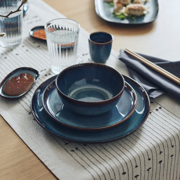 Assiette bleue GLADELIG avec bord doré, partie intégrante d’un décor de table élégant.