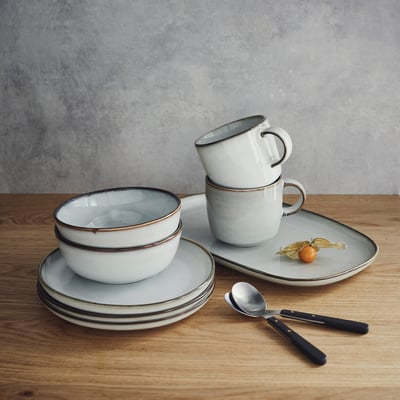 Tasse blanche émaillée au sable avec anse ; matériau en grès ; Forme classique, ronde.