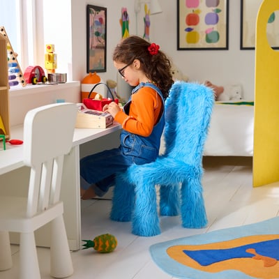 Chaise floue bleue, siège confortable, tissu doux, dossier haut, pieds incurvés.