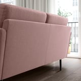 Canapé GRILLSTORP rose, élégant et bas, s’adapte aux petits espaces, contraste avec les fenêtres.