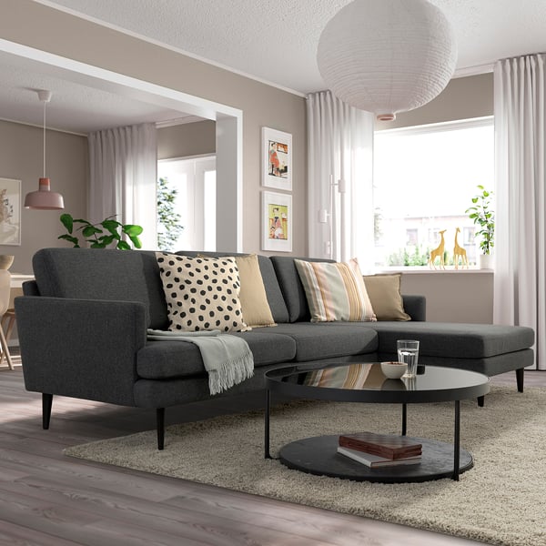 Canapé 4 places gris GRILLSTORP avec coussins, tapis, table basse et fenêtre.