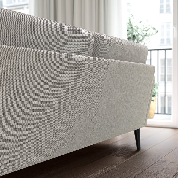 Canapé GRILLSTORP : gris clair, design moderne, grand. Confortable avec ressorts ensachés. Parquet foncé, grande plante à côté.