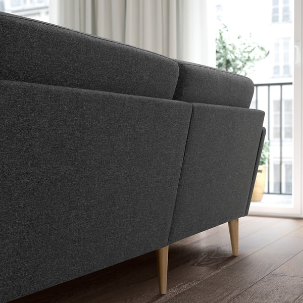 Le canapé 4 places gris GRILLSTORP présente des lignes épurées, des coussins d’assise à ressorts ensachés et des pieds en chêne robustes, alliant confort moderne et praticité.