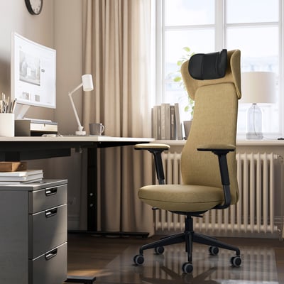 Chaise de bureau ergonomique GRÖNFJÄLL en beige avec des accents noirs dans le bureau à domicile.