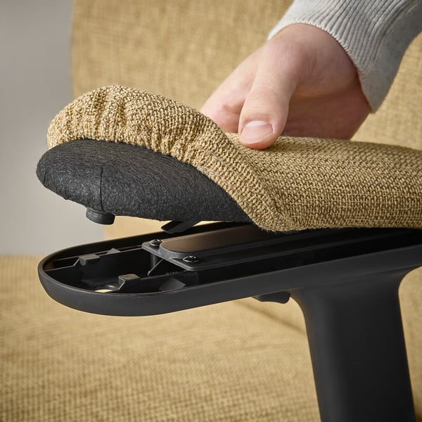 La personne ajuste la profondeur d’assise des chaises de bureau GRÖNFJÄLL, perfectionnant le confort et le soutien.