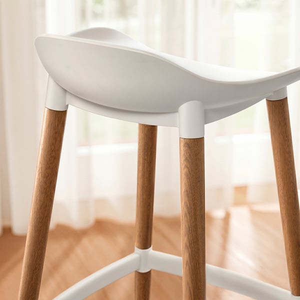 Tabouret moderne en plastique blanc avec pieds en bois pour usage intérieur et extérieur, design élégant, siège confortable.