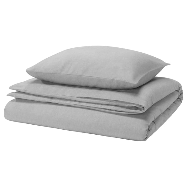 Une parure de lit GROVSNÄRJA gris clair soigneusement pliée en flanelle de coton, dotée d’une housse de couette et de taies d’oreiller.