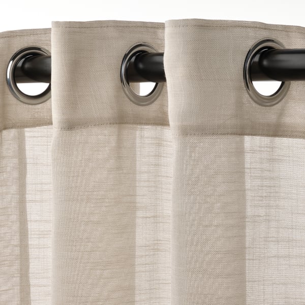 Rideaux avec œillets en métal pour un glissement facile, tissu transparent pour une intimité aérée et texture douce semblable à celle du lin.