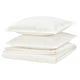 Un ensemble de couette HAMPFLOCKEL blanc avec un tissage en percale de coton impeccable, avec des taies d’oreiller avec des rebords décoratifs et une couette pliée au bas.