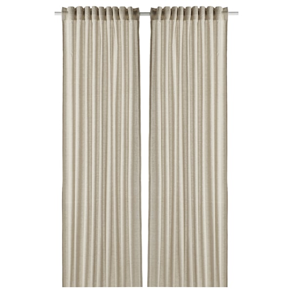 Deux rideaux en coton beige avec penderie passe-tringle, offrant intimité et filtrage de la lumière.