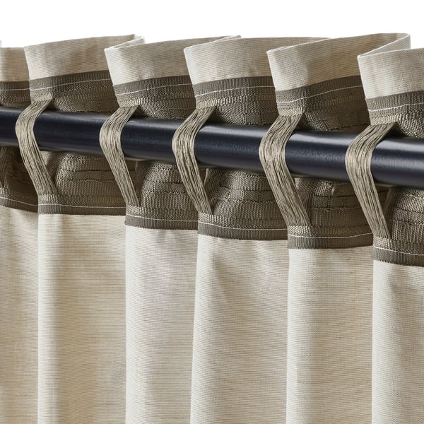 Tringle à rideau avec panneaux en tissu rayé taupe et blanc. Les panneaux ont des boucles à crochets pour une suspension facile.