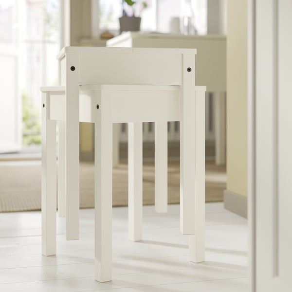Un tabouret HAUGA blanc en pin massif au design simple, adapté pour s’asseoir d’appoint ou une table d’appoint.