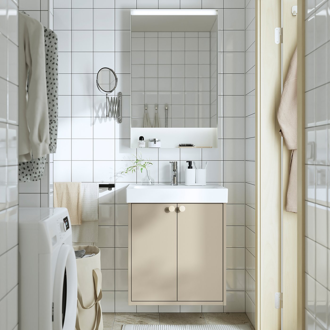 Salle de bain moderne avec meuble-lavabo et lavabo beige HAVBÄCK ; Design mural lumineux et minimaliste.