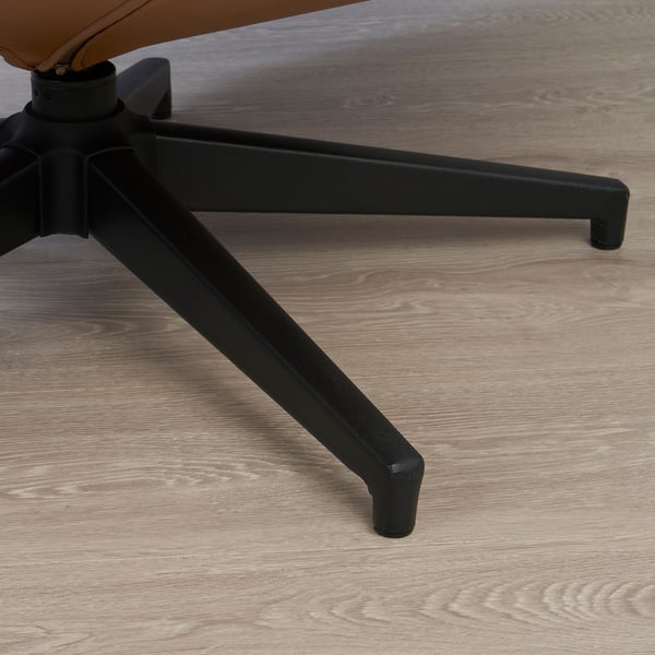 Pied de chaise en métal noir avec un fond de plancher en bois.