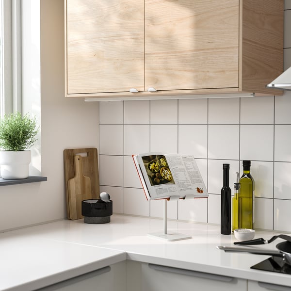 Comptoir de cuisine moderne avec support de tablette HAVREHOJ, recettes à hauteur des yeux, entourées des éléments essentiels de la cuisine.