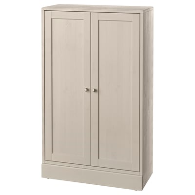 Une armoire en bois HAVSTA de couleur beige clair, dotée de deux portes au design rustique et d’une fonction de fermeture en douceur.