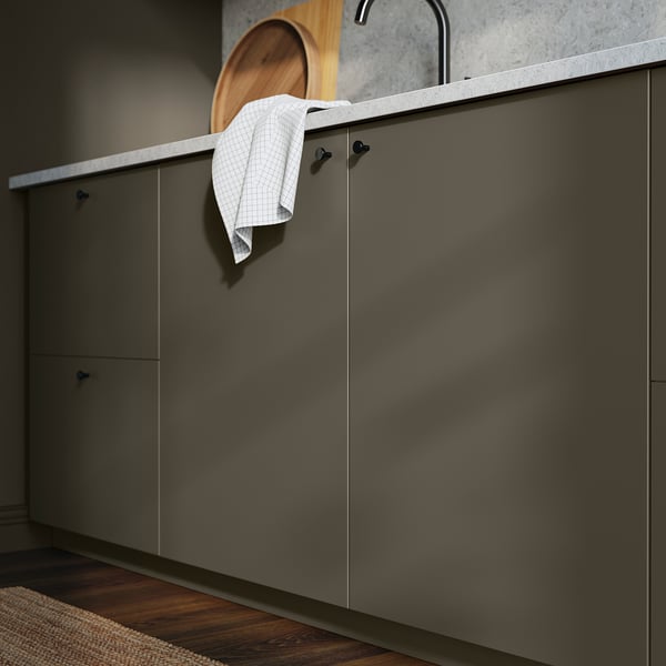 Cuisine moderne avec armoires gris foncé, serviette blanche, plancher en bois.