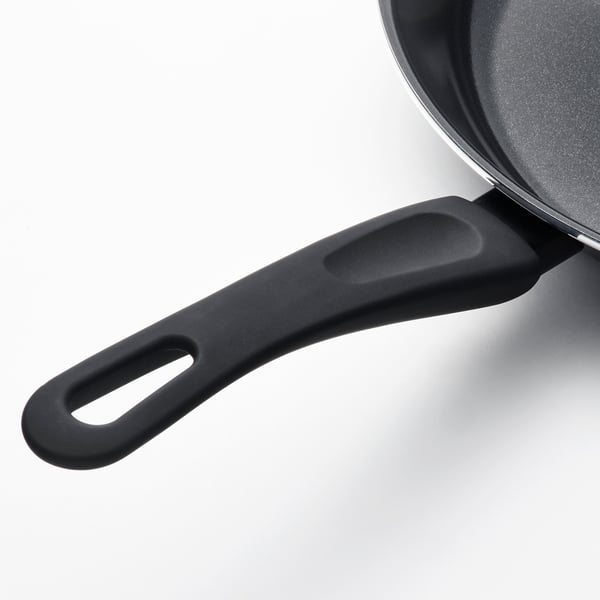 Poêle à frire noire avec une poignée ergonomique et un revêtement antiadhésif. Résistant à la chaleur et facile à saisir.